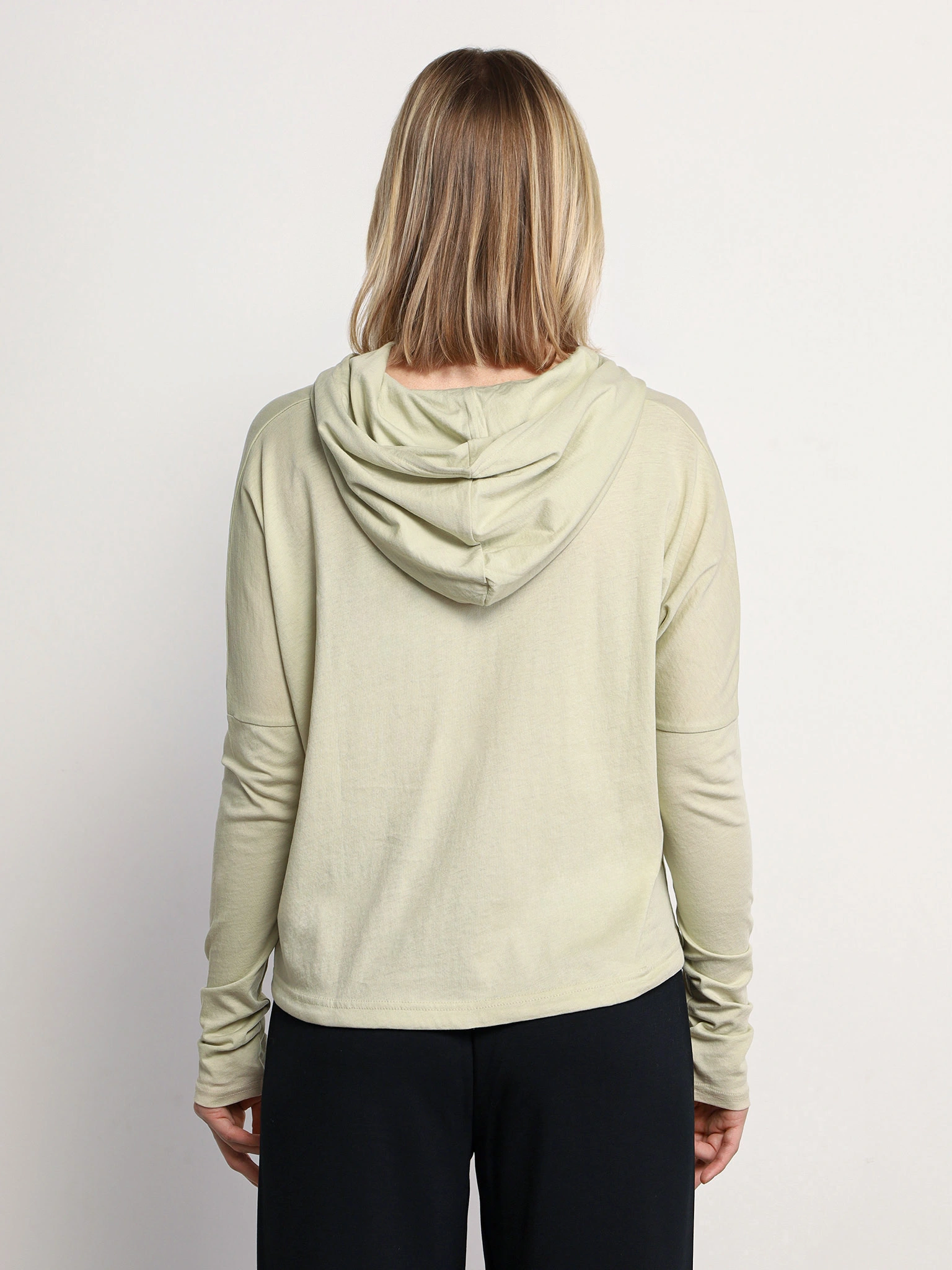 Футболка оливкового цвета из хлопка с капюшоном